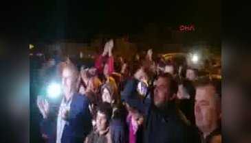 Konya'da Başbakan Davutoğlu'nun evinin önünde sevinç gösterileri