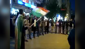 Diyarbakır'da  seçim sonuçlarının gelmesiyle sevinç gösterileri oluştu ardından gerginlik çıktı