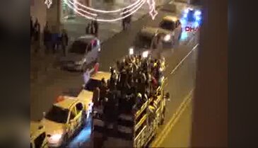 Kamyonet kasasında tehlikeli kutlama