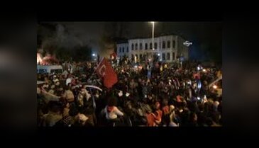 Erdoğan'ın evinin önünde kutlama
