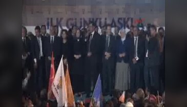 Denizli'de Bakan Zeybekci ve partililer zeybek oynadı