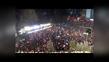 Başbakan Davutoğlu balkonda konuştu