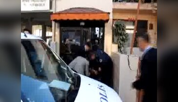 Boşanmak isteyen kocasına kızıp, bıçakla iki çocuğunu rehin aldı