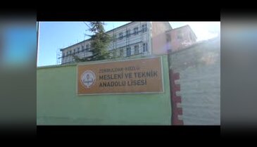 Tadilatın devam ettiği okulda tehlikeli eğitim