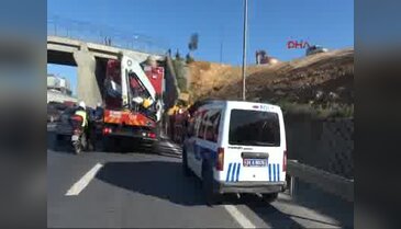 10 tonluk silindir yol kenarına devrildi
