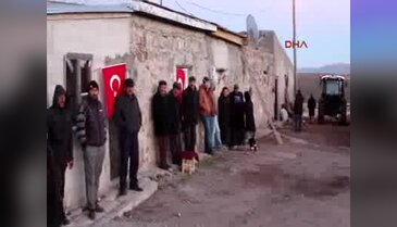 Şehit evine ateş düştü