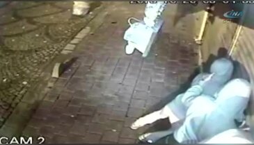 Önce kameraya ardından polis yakalandılar