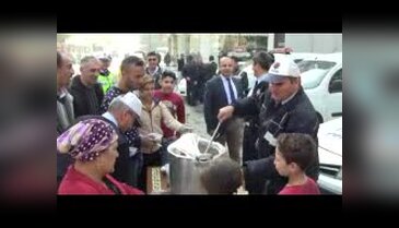 Bursa'da polisler aşure dağıttı