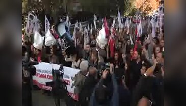 ABD Büyükelçiliği önünde 'ayakkabılı, çuvallı' Amerika ve Obama karşıtı ayakkabılı protesto