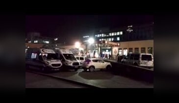 Polis, silahıyla oynarken meslektaşını vurdu