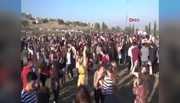 Üniversiteliler barış partisi yaptı