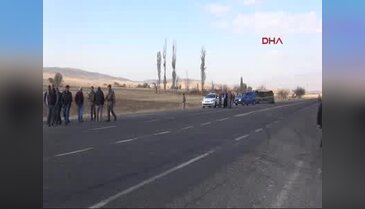 Yolcu minibüsü kamyona çarptı, 9 kişi yaralandı.