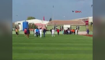 Bursa'da maç sonu çıkan kavgada bir futbolcu ve polis memuru yaralandı