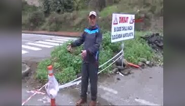 3 Şeritli yolu tamamen trafiğe kapattı