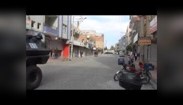 Nusaybin'de YDG-H'liler, trafiğe cadde kapattı