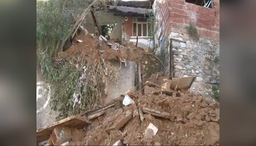 Bursa'da metruk bina çöktü! (Gündüz görüntüleri)
