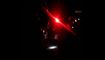Yolu açmaya çalışan polis memuruna hafif ticari araç çarptı