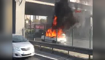 İstanbul'da otomobil alev alev yandı