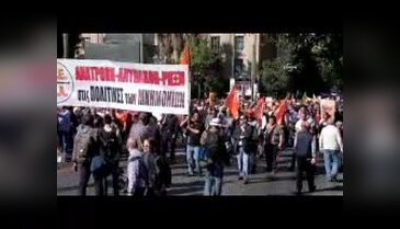 Atina'da yüzü maskeli gruplar polise molotof yağdırdı