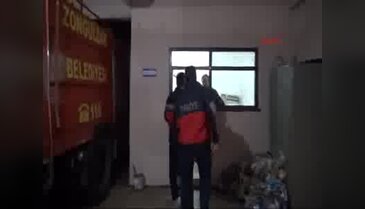 Otomobilin tampon bölümünde sıkışan çakal kurtarıldı