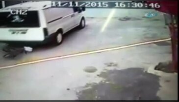 Minibüs bisikletli çocuğu böyle ezdi