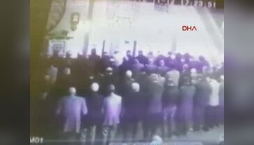 Camide imama bıçaklı saldırı güvenlik kamerasında