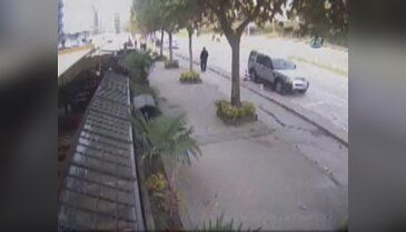 Bursa'da süratli otomobil otoparkçıya çarptı!