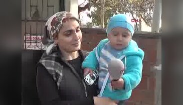 Oğlunun kaybolan işitme cihazını afiş asarak arayor