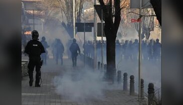 Kosova Meclisi karıştı: 17 polis yaralı