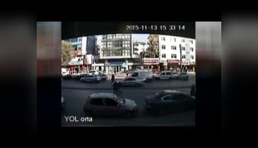 Yaşlı kadına motosikletin çarpma anı güvenlik kamerasında