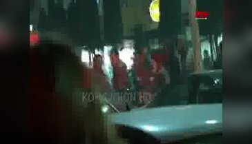 Muhalifler bakan yardımcısını araçtan indirdi