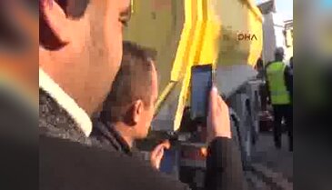 Kamyon altında kalan motosikletlinin cesedini görüntülemek için çabaladılar