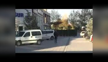 Bursa'da şiddetli lodos çöp bidonları, tabelaları devirdi