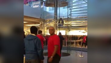 Apple Store'a Kılıçla Daldı!