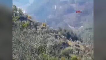 İki Rus savaş helikopterleri alçak uçuş yaparak düşürülen Rus uçağını aradı