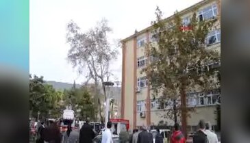 Bursa'da yardım alamadığını öne sürerek Kaymakamlık çatısına çıktı