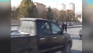 Otomobil, üst geçitte 'tuş' oldu