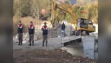 İş makinesinin önüne atladı, gözaltına alınd