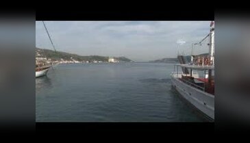 Karaya oturan gemi açıkta bekletiliyor