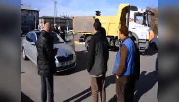 Başkan'ın içinde bulunduğu makam aracına belediyenin kamyonu çarptı