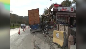 TIR otobüs durağına daldı