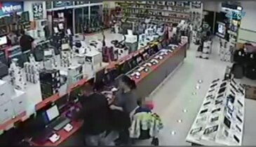 Bebek arabasıyla hırsızlık kamerada!