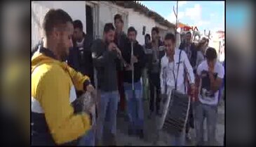 Kırmızı plaka naylon çadırda
