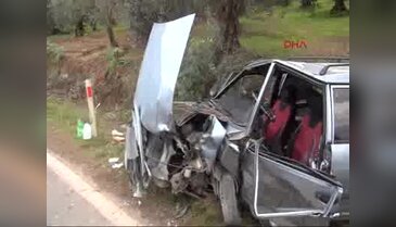 Otomobiller kafa kafaya çarpıştı: 5 yaralı