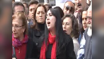 Cumhuriyet Gazetesi önünde destek topluluğu
