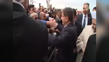 Başbakan Davutoğlu Hacı bayram cami çıkışı  vatandaşlarla sohbet etti