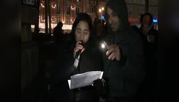Köln Katedrali önünde Can Dündar'a destek için toplandılar
