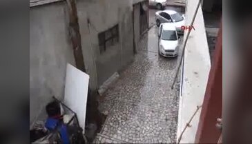 Gündüz bıçakla soygun yapan hırsızlar böyle kaçtı