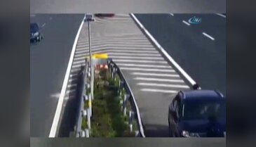 Bu adamlar ne yapıyor böyle?