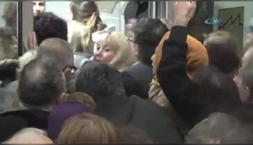 Bursa'da Zeki Müren'i anma gecesinde izdiham